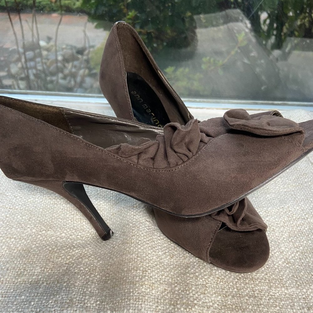 Ann Marino fabric ruffles Dress peep-toe Heels Charcoal Grey, S8 - Picture 2 of 5